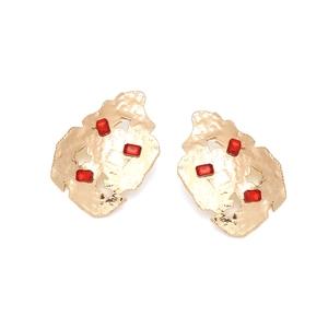 Irregular geometric gold earrings with red rhinestones and hammered texture design