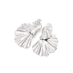 Vue détaillée des boucles d'oreilles ginkgo argentées avec texture en métal martelé