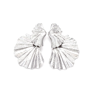 Boucles d'oreilles feuilles de ginkgo argentées avec texture métallique et design épuré