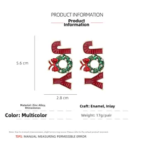 Detailansicht der JOY Weihnachts-Ohrringe mit Kranz-Design und 5,6 cm Längenangabe