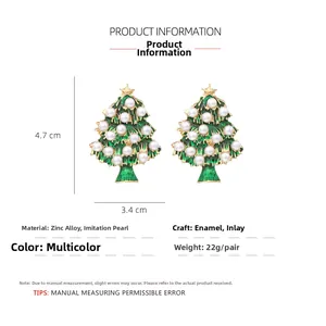 Détail des boucles d'oreilles sapin de Noël en émail vert avec perles et étoile