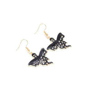 Détail de boucles d'oreilles fantôme d'Halloween avec goutte d'huile et strass scintillants