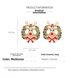 Vue détaillée des boucles d'oreilles couronne de Noël avec strass et dimensions 4,2x3,7cm