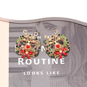 Boucles d'oreilles renne de Noël dorées avec strass colorés et nœud en émail rouge