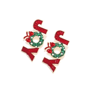 Nahaufnahme der JOY-Weihnachtsbrosche mit rotem Emaille und grünem festlichem Kranz