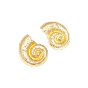 Retro golden alloy conch snail shell stud earrings with spiral texture for women beach style