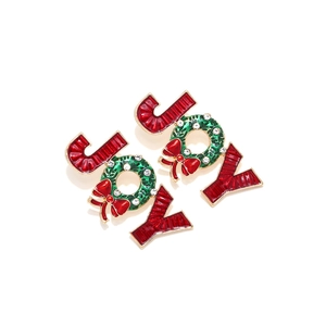 Detail der Weihnachts-JOY-Ohrringe mit roten Emaille-Buchstaben und grünem Kranz