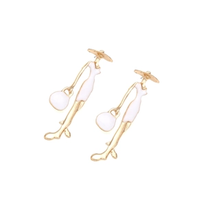Künstlerische goldene Ohrringe mit weißem Emaille-Damen-Silhouette und breitkrempigem Hut