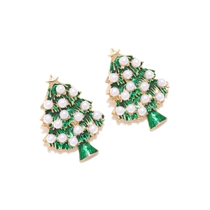 Détail de boucles d'oreilles sapin de Noël en émail vert, perles et étoile dorée