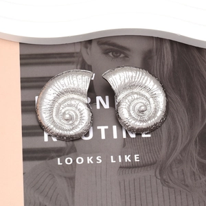 Vintage silver conch earrings with detailed nautilus shell texture for a beach look