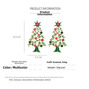 Dettaglio orecchini a forma di albero di Natale di 6,5cm con smalto verde e strass colorati