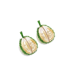 Détail de boucles d'oreilles durian en émail vert avec strass marron étincelants