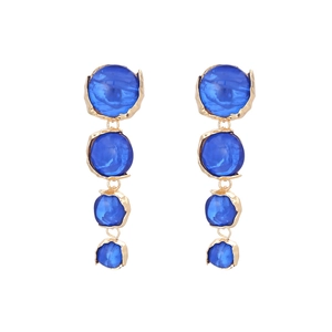 Elegante goldene Tropfenohrringe mit blauen Harzscheiben und gehämmerter Metalloberfläche