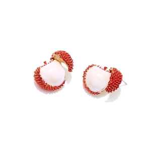 Pendientes de lichi creativos con textura roja realista y detalles de pulpa de fruta