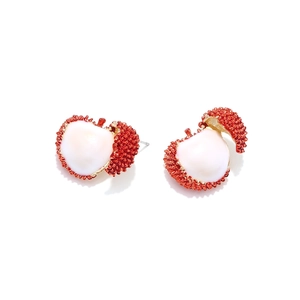Pendientes de lichi realistas con cáscara roja texturizada y pulpa blanca en fondo blanco