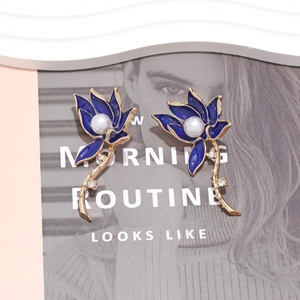 Elegant blue lotus flower earrings with faux pearls and rhinestones in vintage style