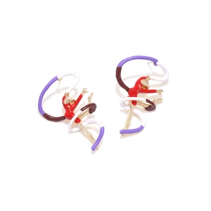 Boucles d'oreilles danseuse classique en émail coloré avec rubans et finition dorée