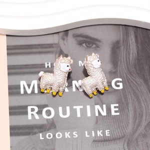 Boucles d'oreilles alpaga mignonnes en émail blanc avec des touches jaunes pour fille
