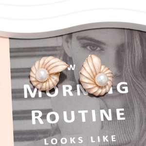 Elegant conch-shaped earrings with pearls and gold lines on a pink pearlescent finish