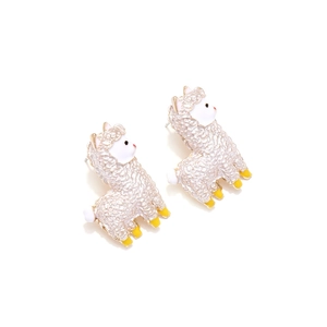 Boucles d'oreilles alpaga mignonnes plaquées or avec émail blanc et détails de texture