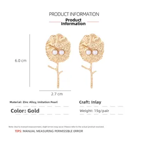 Vue détaillée de boucles d'oreilles feuilles dorées avec perles, dimensions 6,0cm sur 2,7cm