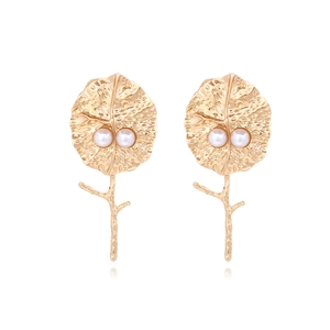 Boucles D'oreilles Feuille Froissée En Alliage Doré Avec Imitation Künstliche Perle Blanche Design Branche Bijoux Pour Femmes