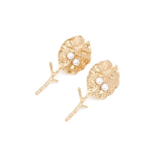 Boucles d'oreilles feuilles dorées avec perles blanches et texture martelée élégante