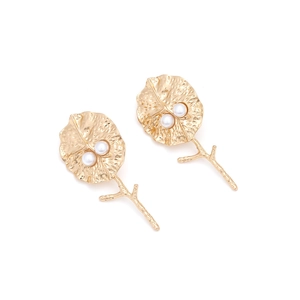 Boucles d'oreilles dorées feuilles froissées avec perles blanches au style chic
