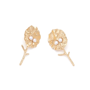 Boucles d'oreilles feuilles dorées texturées avec perles blanches, design élégant