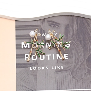 Boucles d'oreilles bambou dorées avec feuilles en émail vert et perles blanches