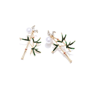 Boucles d'oreilles bambou élégantes avec feuilles en émail vert, perles blanches et cristaux