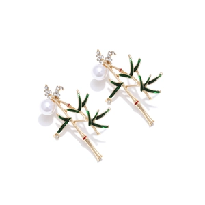 Boucles d'oreilles bambou en émail vert avec perle blanche et finition dorée