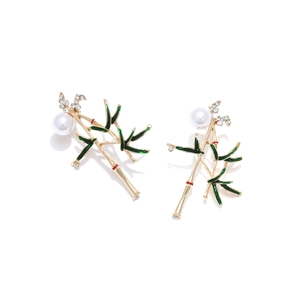 Boucles d'oreilles bambou avec feuilles en émail vert, perles blanches et strass brillants