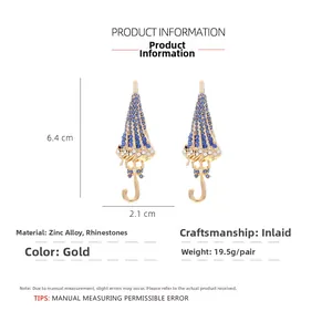 Vue détaillée des boucles d'oreilles parapluie en strass avec mesure de 6,4 cm de haut