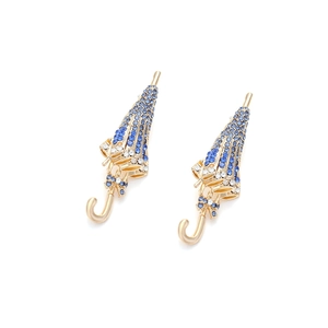 Gros plan détaillé des boucles d'oreilles parapluie avec strass bleus et clairs
