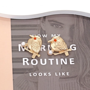 Boucles d'oreilles oiseaux dorés avec texture plumes, strass orange et perles blanches