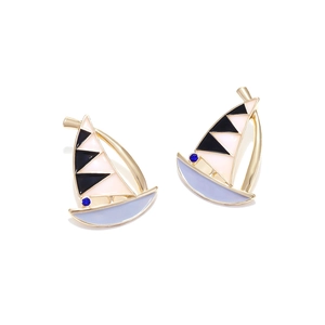 Boucles d'oreilles voilier dorées à la mode avec émail coloré et accents en cristal bleu