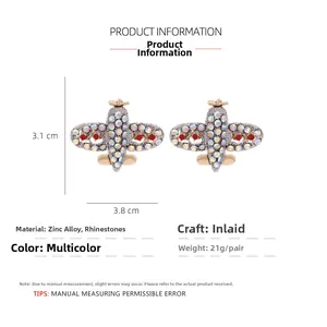 Détail des boucles d'oreilles avion serties de strass colorés avec dimensions précises