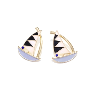 Boucles d'oreilles voilier en alliage doré avec émail coloré et pierre bleue sertie