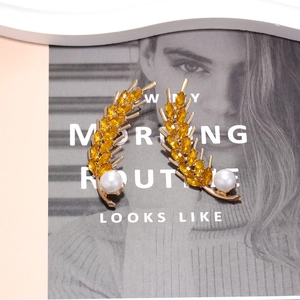 Gold-plated wheat ear earrings with yellow marquise rhinestones and white pearls
