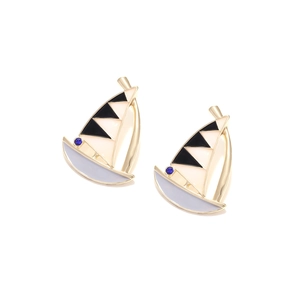 Détails de boucles d'oreilles voilier en émail coloré avec pierre en zircone brillante