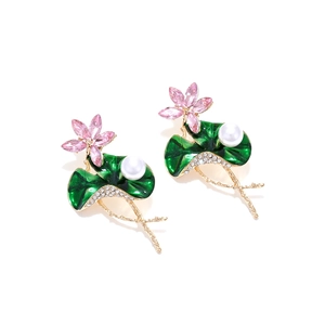 Boucles d'oreilles lotus avec pétales roses, feuilles d'émail vert et perles