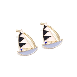 Boucles d'oreilles voilier plaquées or avec émail coloré et détail en cristal bleu