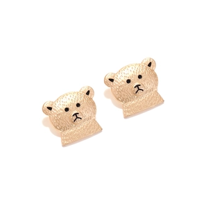 Vue détaillée de boucles d'oreilles ours dorées avec émail noir et finitions martelées