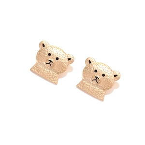 Boucles d'oreilles ours dorées avec texture martelée et détails en émail noir