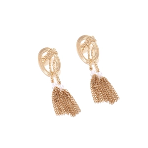 Orecchini vintage a nappa dorati con texture intrecciata e accenti di perle bianche