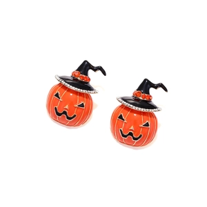Halloween Kürbis-Ohrringe mit schwarzen Hexenhüten und funkelnden Strasssteinen auf weiß