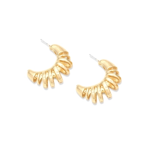 Boucles d'oreilles créoles dorées en C avec texture nervurée vintage et fini brillant