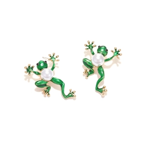 Orecchini a perno a forma di rana in smalto verde con perle bianche su sfondo bianco neutro