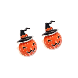 Detail von Halloween Kürbis Ohrsteckern mit schwarzem Hexenhut und Kristallbesatz